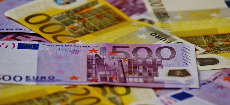 Ausflug in das Sparkassenmuseum A close-up image of several Euro banknotes arranged in a scattered manner.